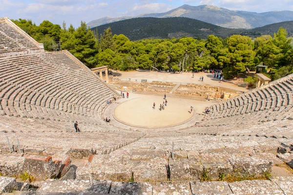 Epidaurus, Yunanistan - 24 Nisan 2016: Epidaurus büyük amfitiyatro, Mora, Yunanistan.Sanctuary Epidaurus de Asclepius. Unesco Dünya Mirası