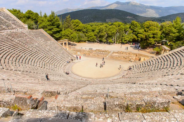 Epidaurus, Yunanistan - 24 Nisan 2016: Epidaurus büyük amfitiyatro, Mora, Yunanistan.Sanctuary Epidaurus de Asclepius. Unesco Dünya Mirası
