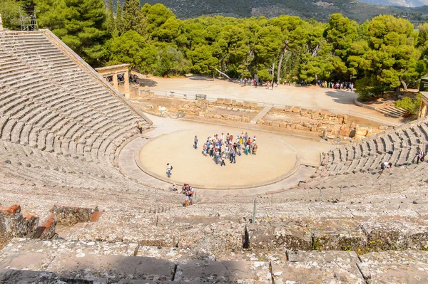 Epidaurus, Yunanistan - 24 Nisan 2016: Epidaurus büyük amfitiyatro, Mora, Yunanistan.Sanctuary Epidaurus de Asclepius. Unesco Dünya Mirası