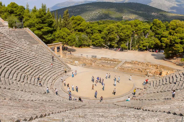 Epidaurus, Yunanistan - 24 Nisan 2016: Epidaurus büyük amfitiyatro, Mora, Yunanistan.Sanctuary Epidaurus de Asclepius. Unesco Dünya Mirası