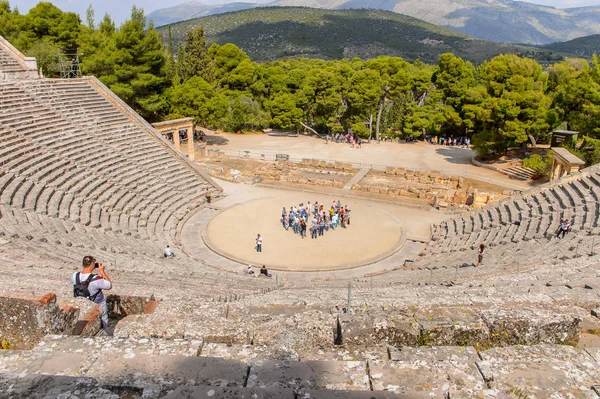 Epidaurus, Yunanistan - 24 Nisan 2016: Epidaurus büyük amfitiyatro, Mora, Yunanistan.Sanctuary Epidaurus de Asclepius. Unesco Dünya Mirası