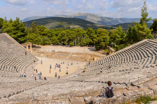 Epidaurus, Yunanistan - 24 Nisan 2016: Epidaurus büyük amfitiyatro, Mora, Yunanistan.Sanctuary Epidaurus de Asclepius. Unesco Dünya Mirası
