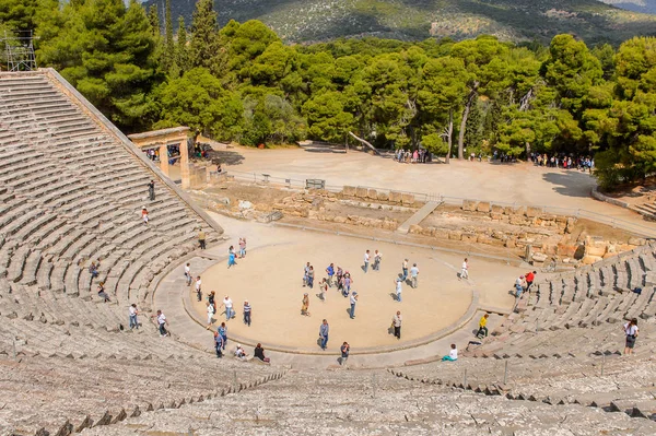 Epidaurus, Yunanistan - 24 Nisan 2016: Epidaurus büyük amfitiyatro, Mora, Yunanistan.Sanctuary Epidaurus de Asclepius. Unesco Dünya Mirası