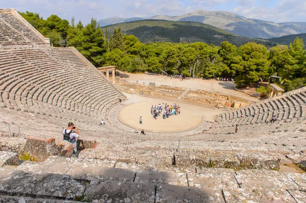 Epidaurus, Yunanistan - 24 Nisan 2016: Epidaurus büyük amfitiyatro, Mora, Yunanistan.Sanctuary Epidaurus de Asclepius. Unesco Dünya Mirası