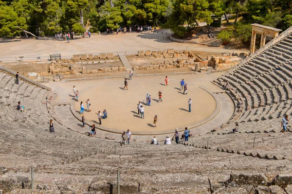 Epidaurus, Yunanistan - 24 Nisan 2016: Epidaurus büyük amfitiyatro, Mora, Yunanistan.Sanctuary Epidaurus de Asclepius. Unesco Dünya Mirası