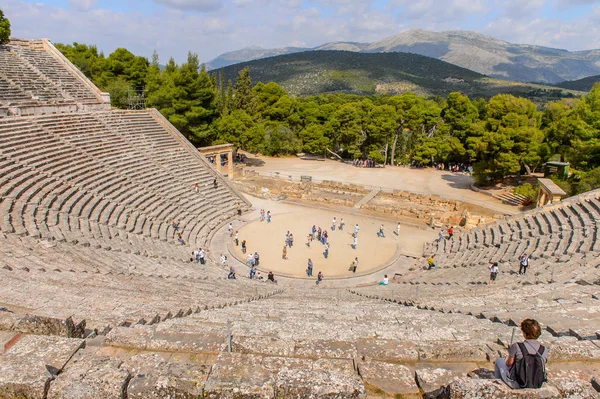 Epidaurus, Yunanistan - 24 Nisan 2016: Epidaurus büyük amfitiyatro, Mora, Yunanistan.Sanctuary Epidaurus de Asclepius. Unesco Dünya Mirası