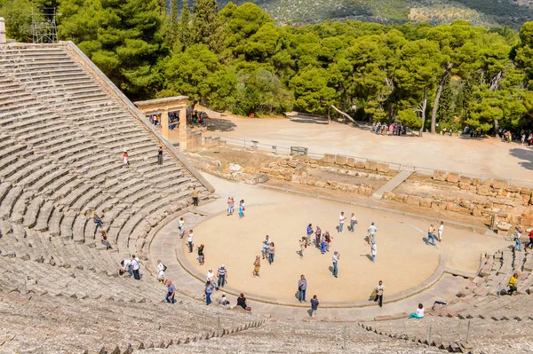 Epidaurus, Yunanistan - 24 Nisan 2016: Epidaurus büyük amfitiyatro, Mora, Yunanistan.Sanctuary Epidaurus de Asclepius. Unesco Dünya Mirası