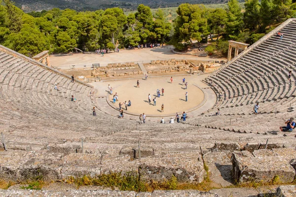 Epidaurus, Yunanistan - 24 Nisan 2016: Epidaurus büyük amfitiyatro, Mora, Yunanistan.Sanctuary Epidaurus de Asclepius. Unesco Dünya Mirası