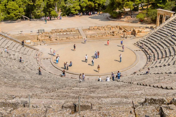 Epidaurus, Yunanistan - 24 Nisan 2016: Epidaurus büyük amfitiyatro, Mora, Yunanistan.Sanctuary Epidaurus de Asclepius. Unesco Dünya Mirası