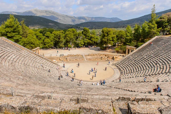 Epidaurus, Yunanistan - 24 Nisan 2016: Epidaurus büyük amfitiyatro, Mora, Yunanistan.Sanctuary Epidaurus de Asclepius. Unesco Dünya Mirası