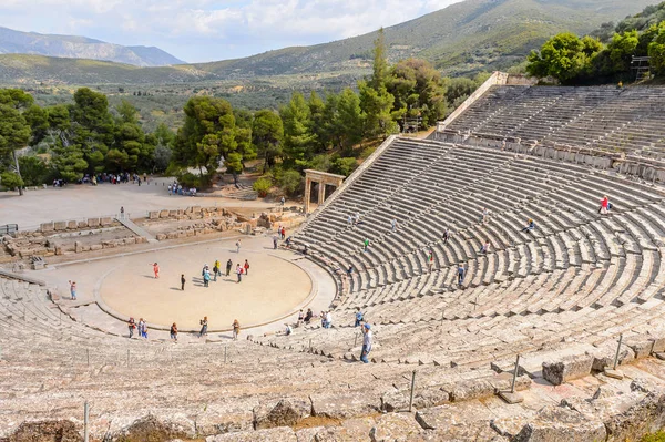 Epidaurus, Yunanistan - 24 Nisan 2016: Epidaurus büyük amfitiyatro, Mora, Yunanistan.Sanctuary Epidaurus de Asclepius. Unesco Dünya Mirası
