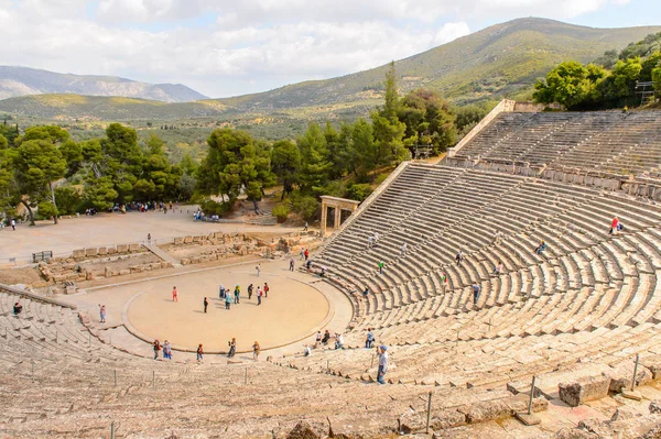 Epidaurus, Yunanistan - 24 Nisan 2016: Epidaurus büyük amfitiyatro, Mora, Yunanistan.Sanctuary Epidaurus de Asclepius. Unesco Dünya Mirası