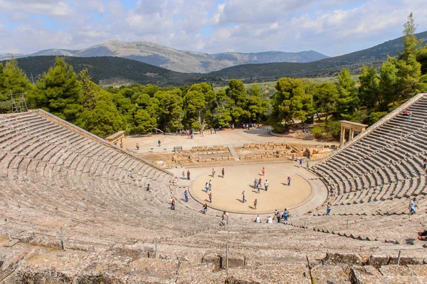 Epidaurus, Yunanistan - 24 Nisan 2016: Epidaurus büyük amfitiyatro, Mora, Yunanistan.Sanctuary Epidaurus de Asclepius. Unesco Dünya Mirası