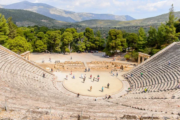 Epidaurus, Yunanistan - 24 Nisan 2016: Epidaurus büyük amfitiyatro, Mora, Yunanistan.Sanctuary Epidaurus de Asclepius. Unesco Dünya Mirası