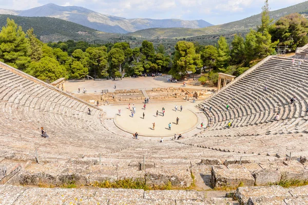 Epidaurus, Yunanistan - 24 Nisan 2016: Epidaurus büyük amfitiyatro, Mora, Yunanistan.Sanctuary Epidaurus de Asclepius. Unesco Dünya Mirası