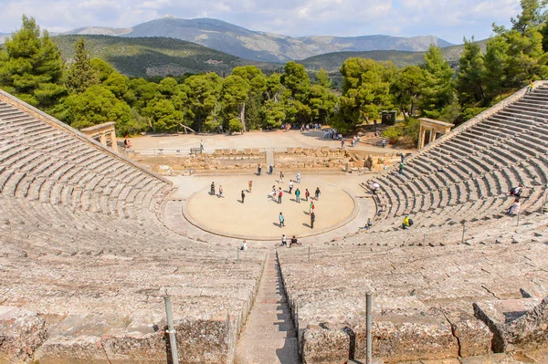 Epidaurus, Yunanistan - 24 Nisan 2016: Epidaurus büyük amfitiyatro, Mora, Yunanistan.Sanctuary Epidaurus de Asclepius. Unesco Dünya Mirası