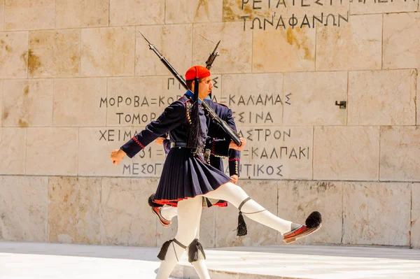 Atenas Grecia Abr 2016 Hombre Identificado Participa Cambio Guardia Edificio —  Fotos de Stock