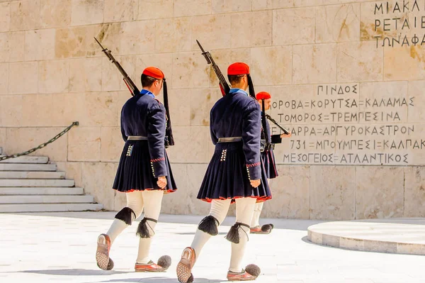 Atina, Yunanistan - 25 Nisan 2016: Atina'daki Sintagma Meydanı'na bakan Yunan Yunan Parlamentosu binası Eski Kraliyet Sarayı'nda nöbet değişimine kimliği belirsiz bir adam katıldı.