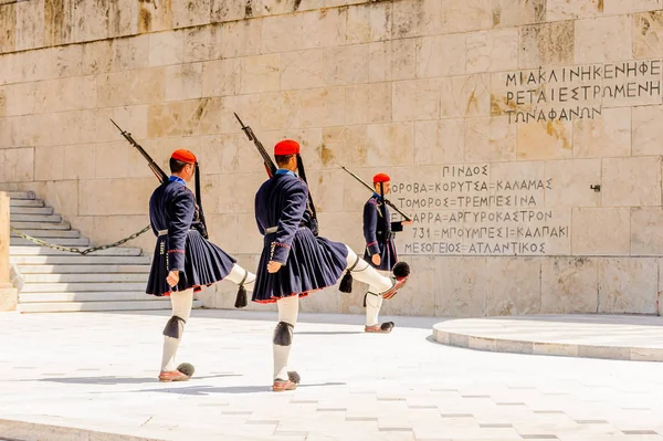 Atina, Yunanistan - 25 Nisan 2016: Atina'daki Sintagma Meydanı'na bakan Yunan Yunan Parlamentosu binası Eski Kraliyet Sarayı'nda nöbet değişimine kimliği belirsiz bir adam katıldı.
