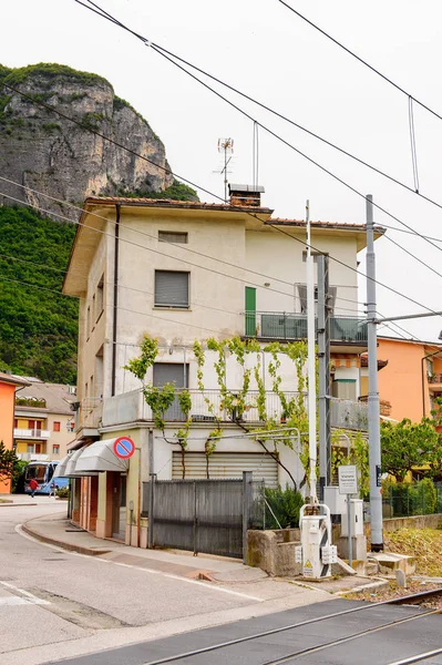 Mezzocorona, İtalya - 2 Mayıs 2016: Dağlar ve Mezzocorona Mimarisi, İtalya. Kuzey İtalya bölgesinde Trentino-Alto Adige Sudtirol Trentino bir komün