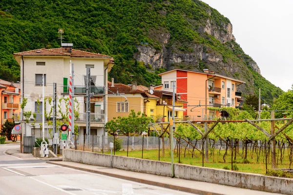Mezzocorona, İtalya - 2 Mayıs 2016: Dağlar ve Mezzocorona Mimarisi, İtalya. Kuzey İtalya bölgesinde Trentino-Alto Adige Sudtirol Trentino bir komün