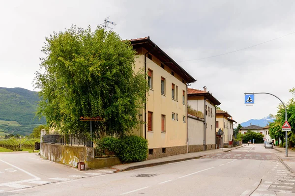 意大利梅佐科罗纳 2016年5月2日 意大利梅佐科罗纳建筑 意大利北部特伦蒂诺地区特伦蒂诺的一家公司 — 图库照片