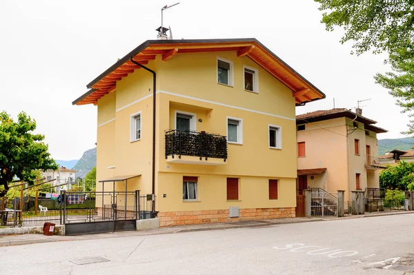 Mezzocorona, İtalya - 2 Mayıs 2016: Mezzocorona,İtalya'nın mimarisi. Kuzey İtalya bölgesinde Trentino-Alto Adige Sudtirol Trentino bir komün