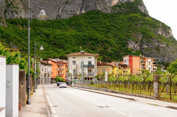 Mezzocorona Italie Mai 2016 Maisons Face Montagne Mezzocorona Italie Une — Photo