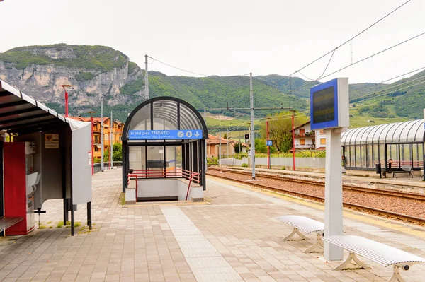 Mezzocorona Włochy Maja 2016 Dworzec Kolejowy Mezzocorona Włochy Miejscowość Gmina — Zdjęcie stockowe