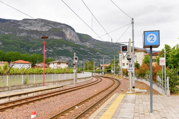 Mezzocorona, İtalya - 2 Mayıs 2016: Mezzocorona, İtalya'daki tren istasyonu. Kuzey İtalya bölgesinde Trentino-Alto Adige Sudtirol Trentino bir komün