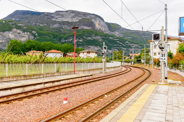 Mezzocorona, İtalya - 2 Mayıs 2016: Mezzocorona, İtalya'daki tren istasyonu. Kuzey İtalya bölgesinde Trentino-Alto Adige Sudtirol Trentino bir komün