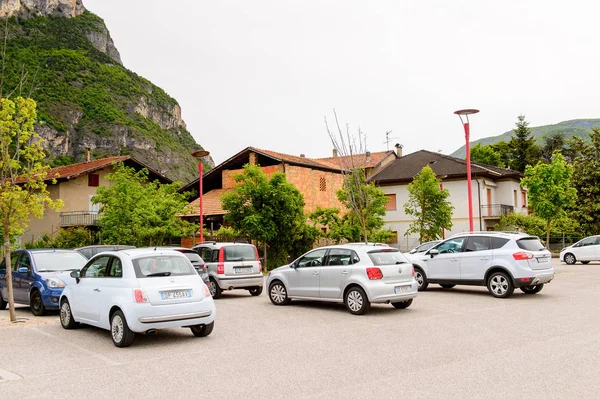 Mezzocorona, İtalya - 2 Mayıs 2016: Mezzocorona,İtalya'nın mimarisi. Kuzey İtalya bölgesinde Trentino-Alto Adige Sudtirol Trentino bir komün