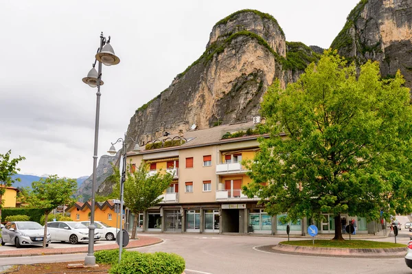 Mezzocorona, İtalya - 2 Mayıs 2016: Mezzocorona, İtalya'da dağın önündeki evler. Kuzey İtalya bölgesinde Trentino-Alto Adige Sudtirol Trentino bir komün