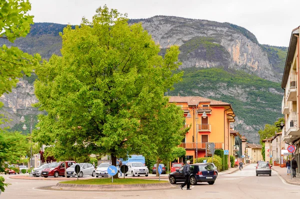 Mezzocorona, İtalya - 2 Mayıs 2016: Mezzocorona, İtalya'da dağın önündeki evler. Kuzey İtalya bölgesinde Trentino-Alto Adige Sudtirol Trentino bir komün