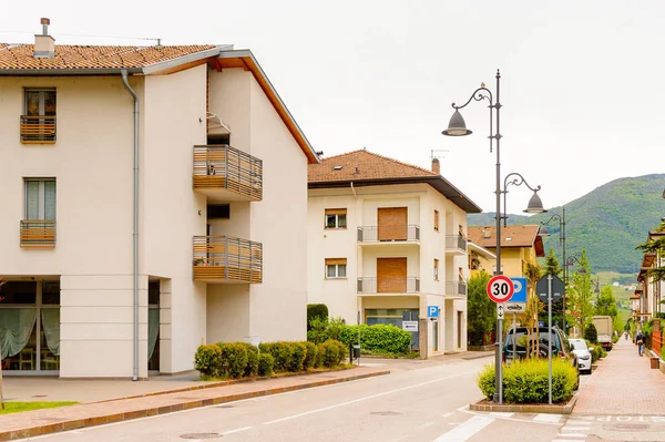 Mezzocorona, İtalya - 2 Mayıs 2016: Mezzocorona,İtalya'nın mimarisi. Kuzey İtalya bölgesinde Trentino-Alto Adige Sudtirol Trentino bir komün