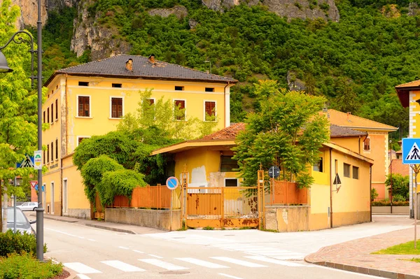 Mezzocorona, İtalya - 2 Mayıs 2016: Mezzocorona,İtalya'nın mimarisi. Kuzey İtalya bölgesinde Trentino-Alto Adige Sudtirol Trentino bir komün