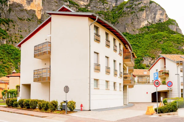 Mezzocorona, İtalya - 2 Mayıs 2016: Mezzocorona,İtalya'nın mimarisi. Kuzey İtalya bölgesinde Trentino-Alto Adige Sudtirol Trentino bir komün