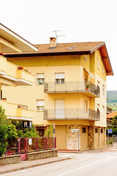 Mezzocorona, İtalya - 2 Mayıs 2016: Mezzocorona,İtalya'nın mimarisi. Kuzey İtalya bölgesinde Trentino-Alto Adige Sudtirol Trentino bir komün