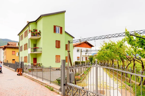 Mezzocorona, İtalya - 2 Mayıs 2016: Mezzocorona,İtalya'nın mimarisi. Kuzey İtalya bölgesinde Trentino-Alto Adige Sudtirol Trentino bir komün