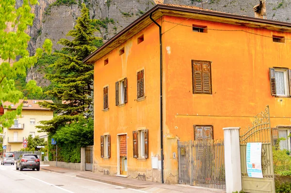 Mezzocorona, İtalya - 2 Mayıs 2016: Mezzocorona,İtalya'nın mimarisi. Kuzey İtalya bölgesinde Trentino-Alto Adige Sudtirol Trentino bir komün