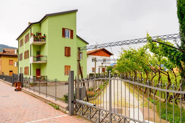 Mezzocorona, İtalya - 2 Mayıs 2016: Mezzocorona,İtalya'nın mimarisi. Kuzey İtalya bölgesinde Trentino-Alto Adige Sudtirol Trentino bir komün