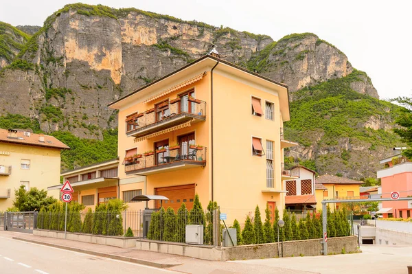 Mezzocorona, İtalya - 2 Mayıs 2016: Mezzocorona,İtalya'nın mimarisi. Kuzey İtalya bölgesinde Trentino-Alto Adige Sudtirol Trentino bir komün