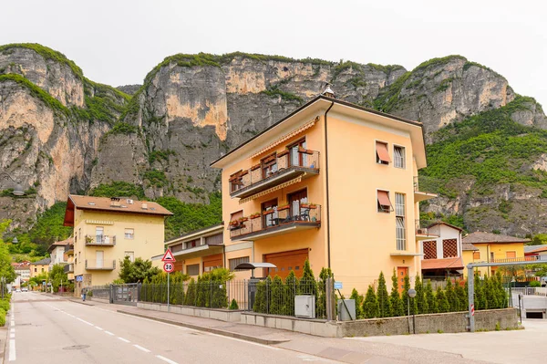 Mezzocorona, İtalya - 2 Mayıs 2016: Mezzocorona,İtalya'nın mimarisi. Kuzey İtalya bölgesinde Trentino-Alto Adige Sudtirol Trentino bir komün