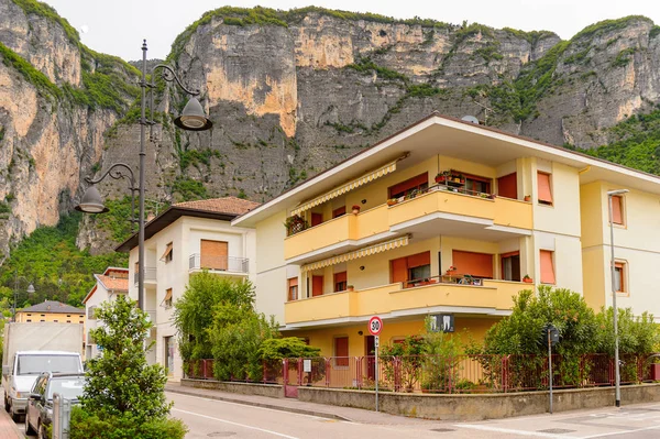 Mezzocorona, İtalya - 2 Mayıs 2016: Mezzocorona, İtalya'da dağın önündeki evler. Kuzey İtalya bölgesinde Trentino-Alto Adige Sudtirol Trentino bir komün