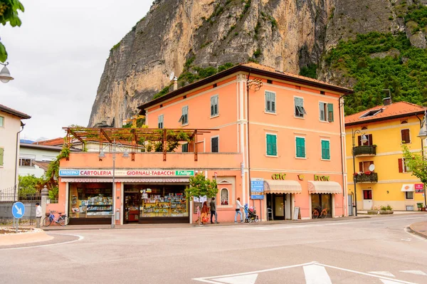 Mezzocorona, İtalya - 2 Mayıs 2016: Mezzocorona,İtalya'nın mimarisi. Kuzey İtalya bölgesinde Trentino-Alto Adige Sudtirol Trentino bir komün