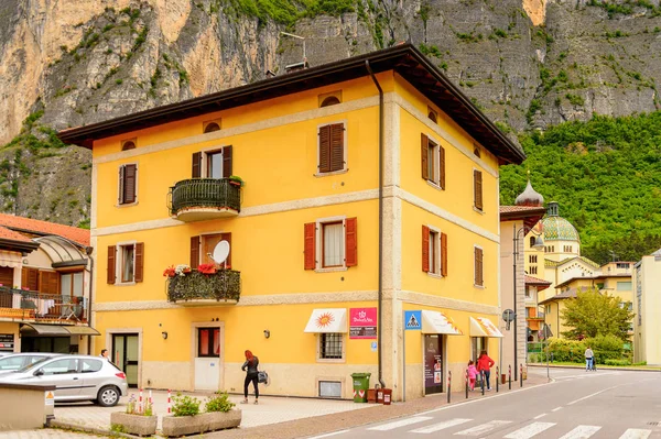 Mezzocorona, İtalya - 2 Mayıs 2016: Mezzocorona, İtalya'da dağın önündeki evler. Kuzey İtalya bölgesinde Trentino-Alto Adige Sudtirol Trentino bir komün