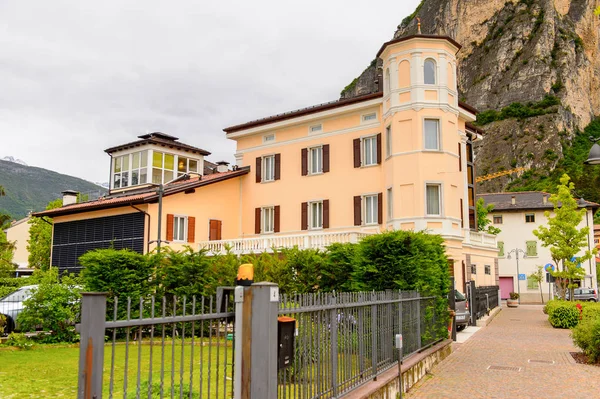 Mezzocorona, İtalya - 2 Mayıs 2016: Mezzocorona,İtalya'nın mimarisi. Kuzey İtalya bölgesinde Trentino-Alto Adige Sudtirol Trentino bir komün