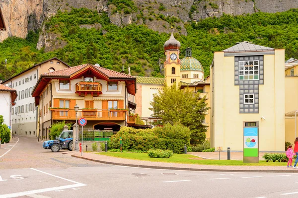 Mezzocorona, İtalya - 2 Mayıs 2016: Mezzocorona, İtalya'da dağın önündeki evler. Kuzey İtalya bölgesinde Trentino-Alto Adige Sudtirol Trentino bir komün