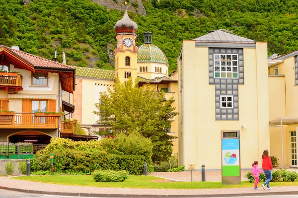 Mezzocorona, İtalya - 2 Mayıs 2016: Mezzocorona, İtalya'da dağın önündeki evler. Kuzey İtalya bölgesinde Trentino-Alto Adige Sudtirol Trentino bir komün