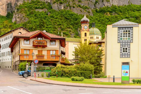 Mezzocorona, İtalya - 2 Mayıs 2016: Mezzocorona, İtalya'da dağın önündeki evler. Kuzey İtalya bölgesinde Trentino-Alto Adige Sudtirol Trentino bir komün